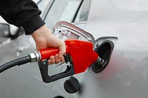 Gasolina volta a ficar mais cara no Brasil do que no exterior