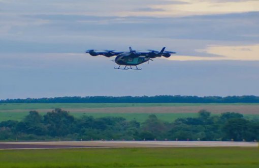Eve, da Embraer, faz primeiro voo do protótipo de "carro voador"