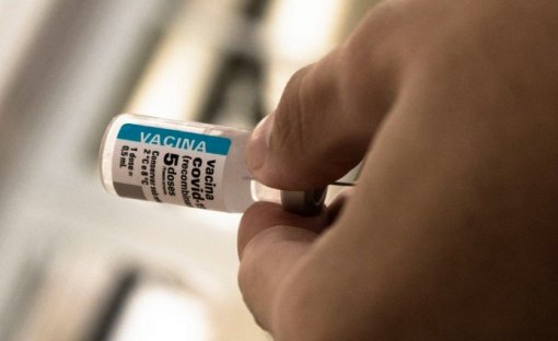 Após cinco anos de vacinação, covid recua, mas ainda preocupa