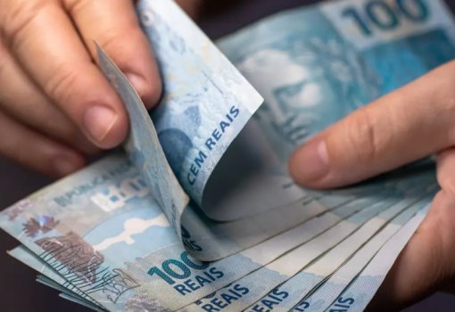 Salário mínimo de R$ 1.621 começa a ser pago