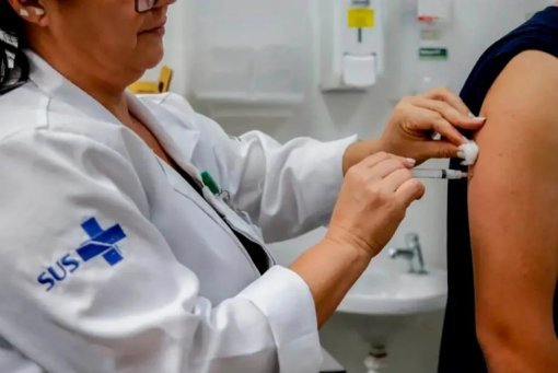 Começa vacinação de profissionais de saúde contra dengue