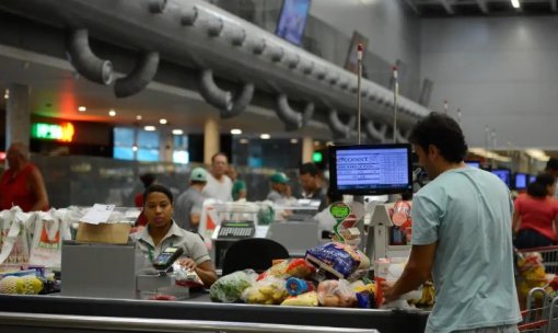 Regra sobre trabalho no comércio em feriados é adiada por 90 dias