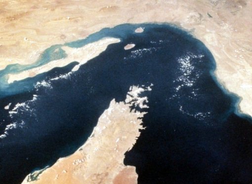 Tráfego de navios-tanque pelo Estreito de Ormuz praticamente zera