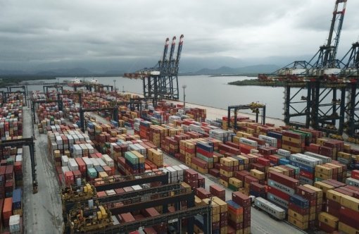 Porto de Santos mantém recorde na movimentação de contêineres