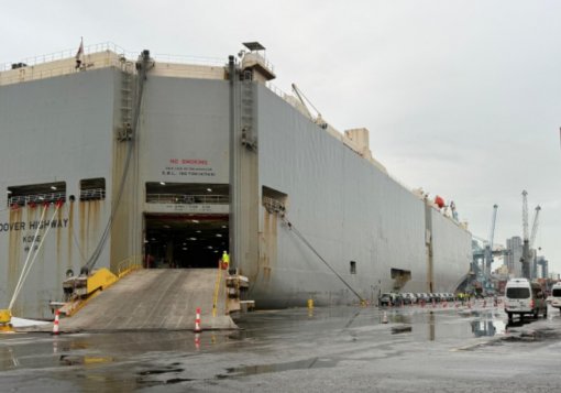 Porto de Itajaí recebe navio Dover Highway com 739 veículos
