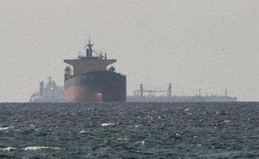 Primeiros navios-tanque atravessam estreito após acordo com Irã