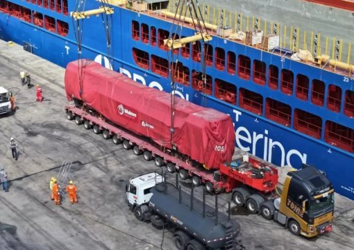Porto do Açu exporta locomotivas pela primeira vez
