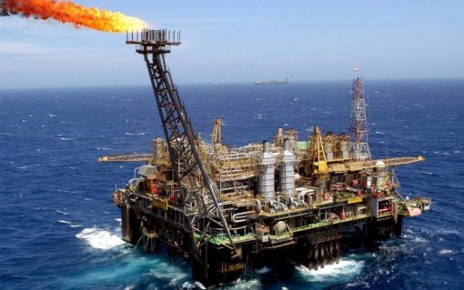 Petróleo dispara mais de 9% com escalada de tensões em Ormuz