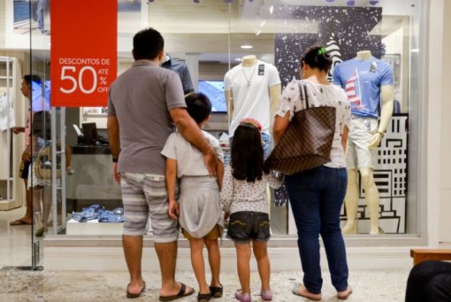 Economia cresce 0,7% em maio, puxada por consumo das famílias