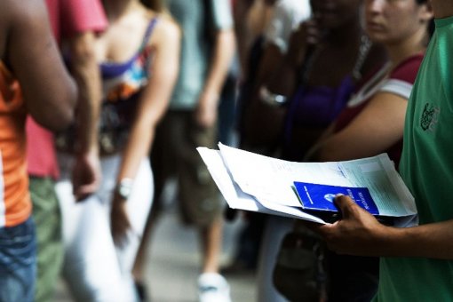 Desemprego fica em 5,4% no trimestre até junho, diz IBGE