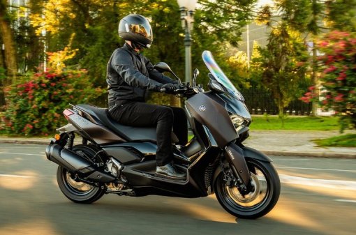 Yamaha XMAX 300 Connected 2027 ganha novo visual