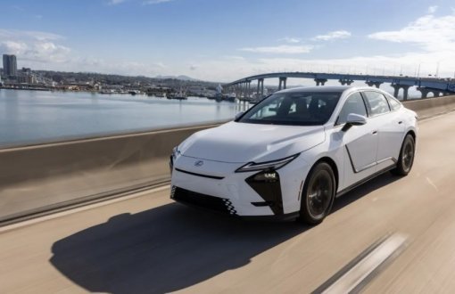 Lexus lança o ES 350h híbrido no Brasil