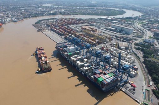 Portonave volta a operar com dois navios atracados ao mesmo tempo