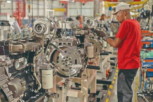 Confiança da indústria recua e mantém 21 meses de pessimismo