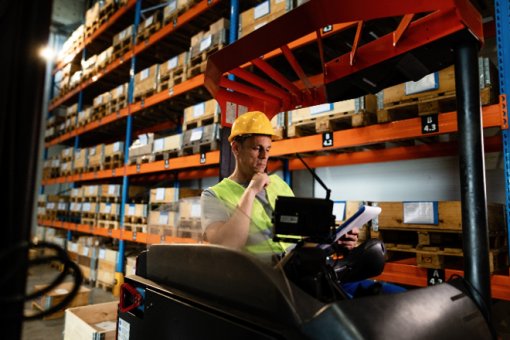 90% dos galpões no Brasil operam frota intralogística manualmente