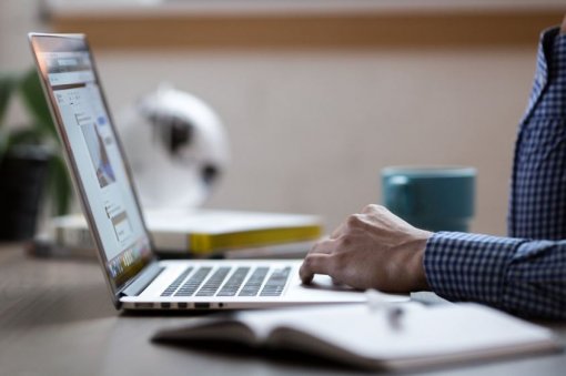 Sobrecarga de trabalho cresce e atinge 63% dos brasileiros